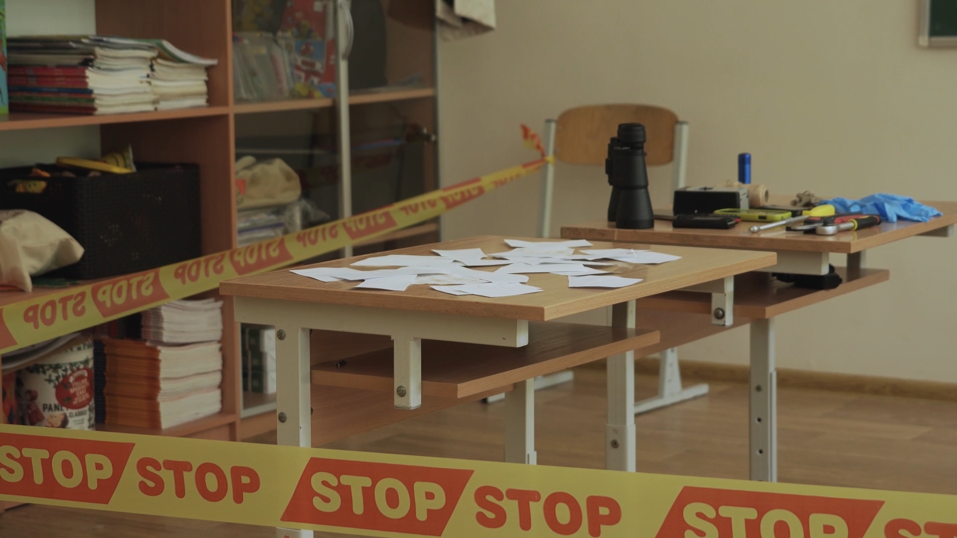 Vaikai dalyvauja detektyvų klubo pamokoje, kur STEAM būrelis skatina smalsumą ir stebėjimo gebėjimus