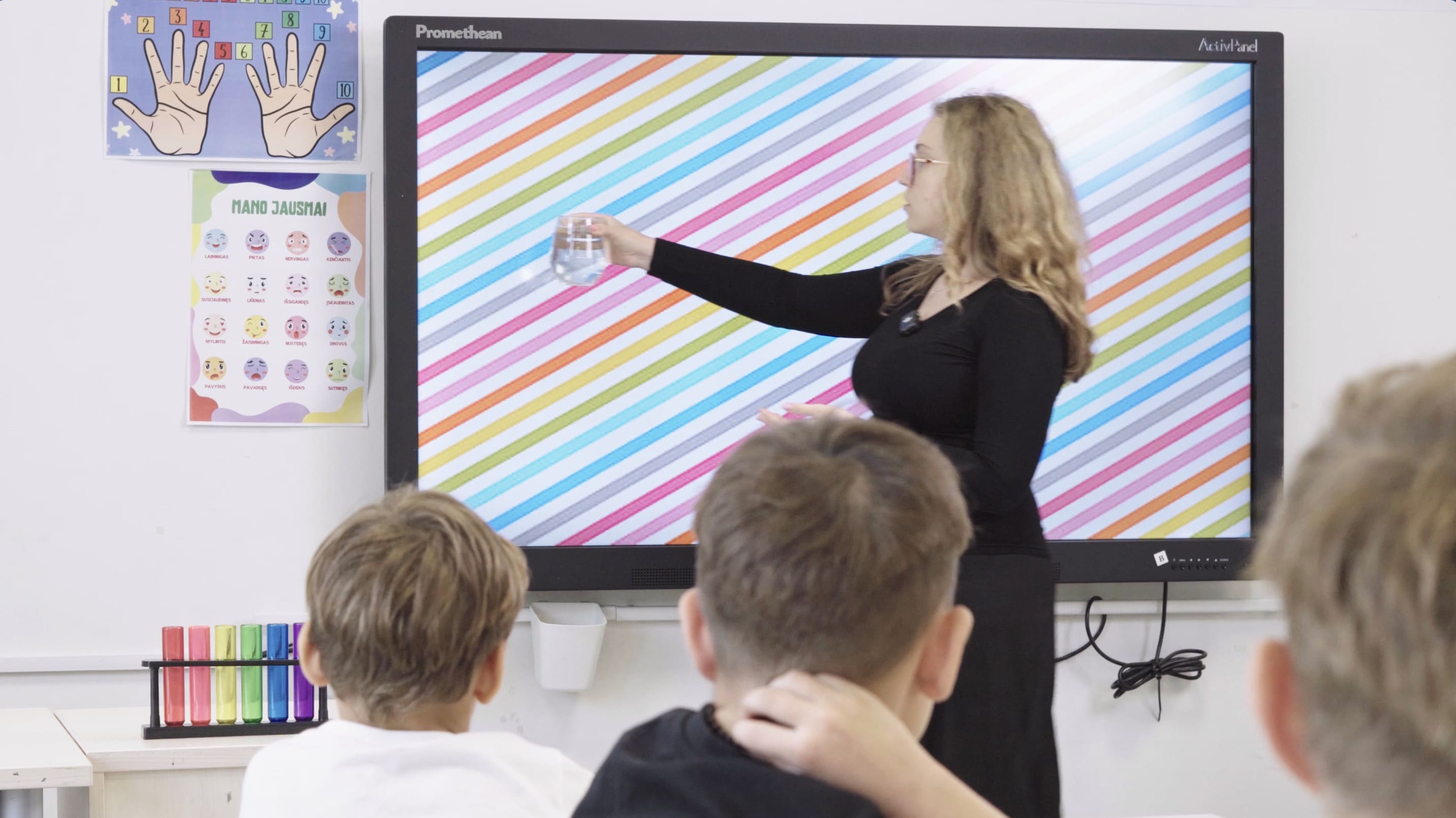 Anglų kalbos būrelio kūrybinis užsiėmimas, kuriame patyriminis mokymas padeda mokytis per žaidimą ir patirtį