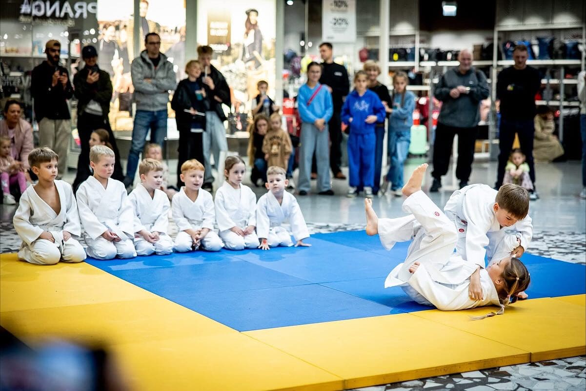 Atrask sportą, sporto būrelis - Vaikai dalyvauja dziudo treniruotėse, ugdančiose judėjimo džiaugsmą ir pasitikėjimą savimi