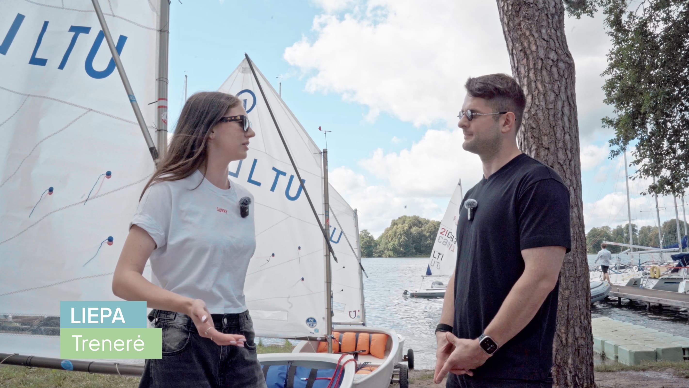 Buriavimo klubo trenerė Ieva interviu metu kalba apie vaikų būrelio patirtis, drąsos ugdymą ir augimą per buriavimą - ,,Gero vėjo" buriavimo klubas